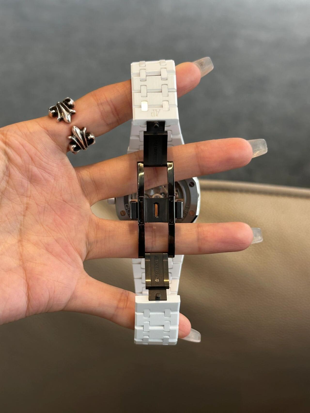 Orologio da uomo automatico Audemars Piguet Royal Oak in ceramica bianca con calendario perpetuo e fasi lunari.