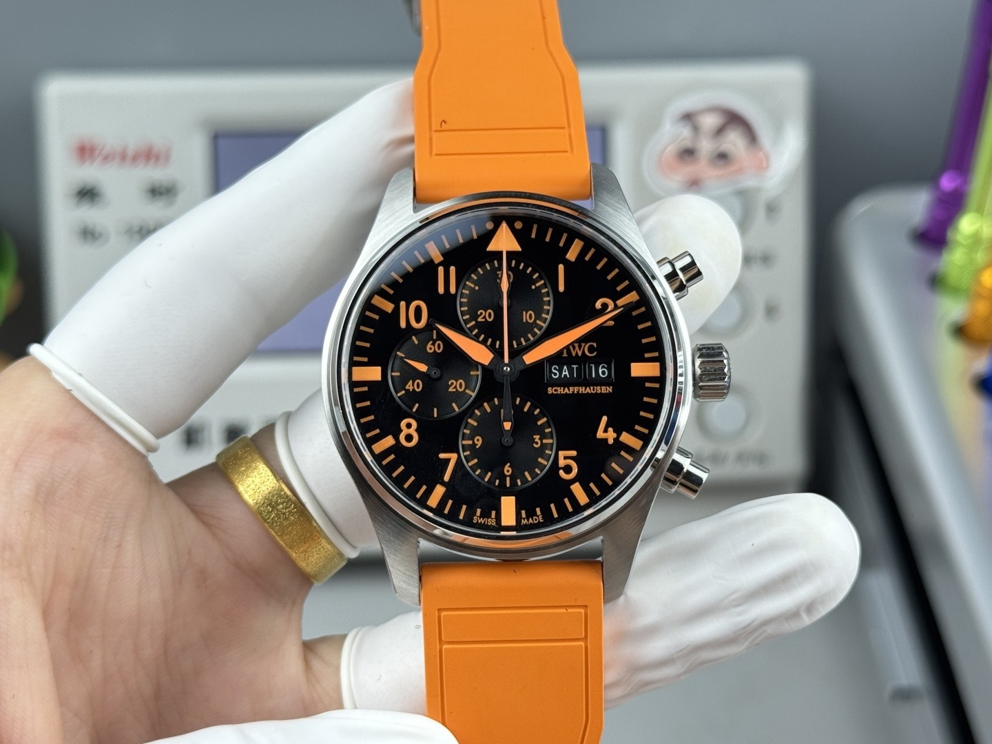 Orologio da pilota IWC con doppio calendario e cronografo e cinturino arancione: orologio sportivo di lusso svizzero