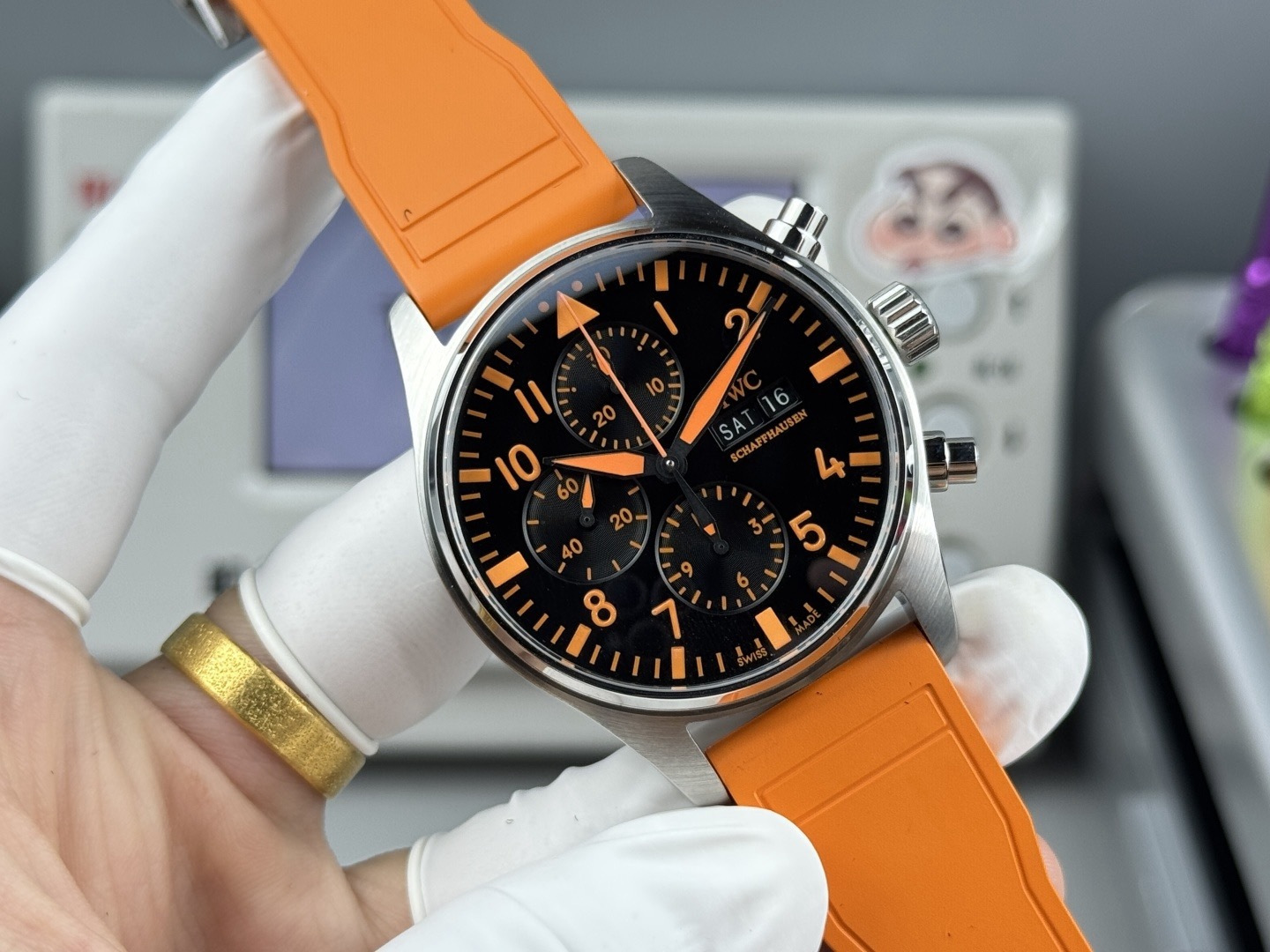 Orologio da pilota IWC con doppio calendario e cronografo e cinturino arancione: orologio sportivo di lusso svizzero