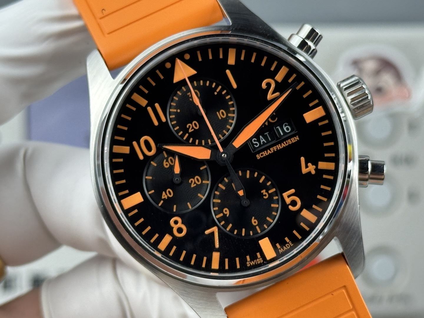 Orologio da pilota IWC con doppio calendario e cronografo e cinturino arancione: orologio sportivo di lusso svizzero