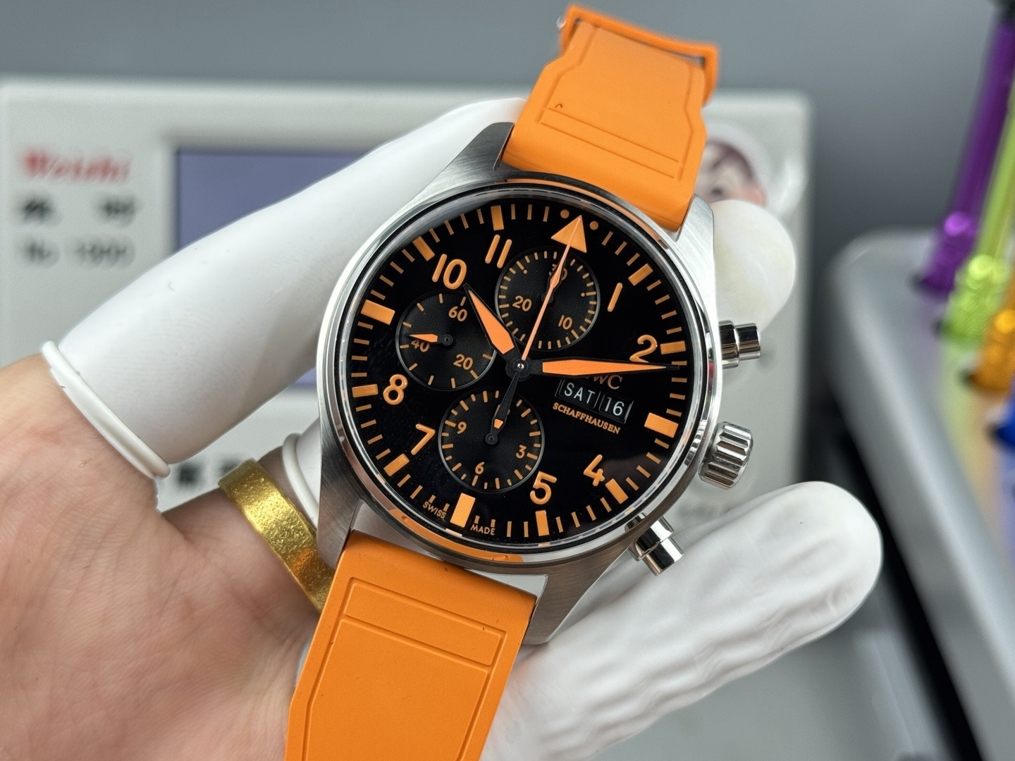 Orologio da pilota IWC con doppio calendario e cronografo e cinturino arancione: orologio sportivo di lusso svizzero