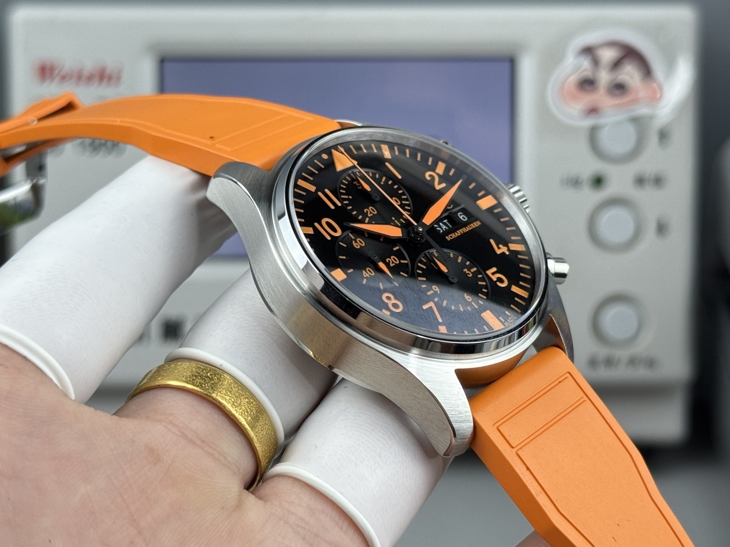 Orologio da pilota IWC con doppio calendario e cronografo e cinturino arancione: orologio sportivo di lusso svizzero