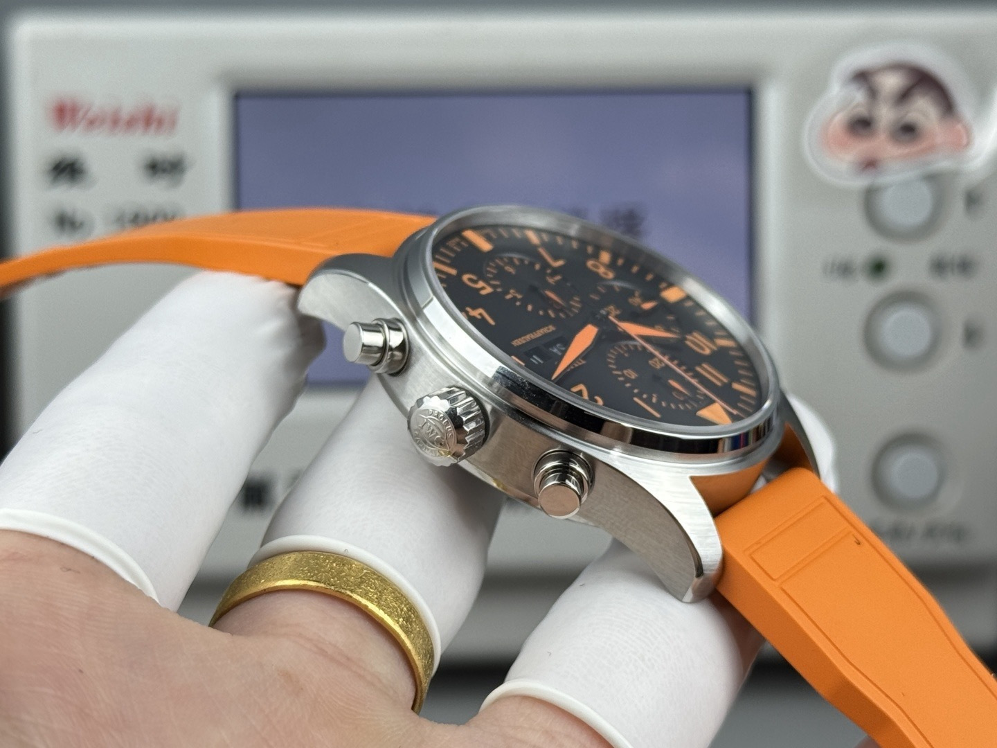 Orologio da pilota IWC con doppio calendario e cronografo e cinturino arancione: orologio sportivo di lusso svizzero