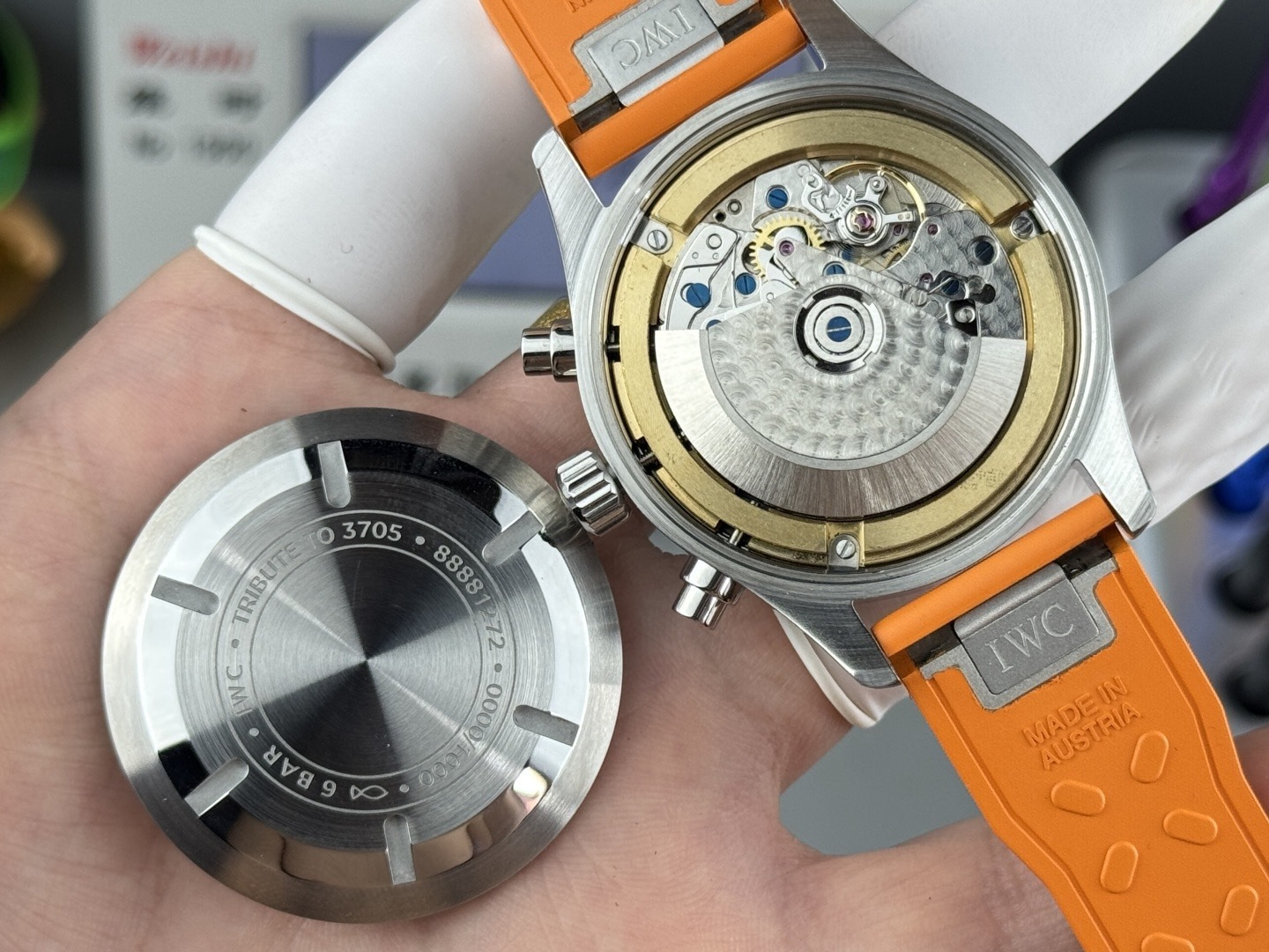 Orologio da pilota IWC con doppio calendario e cronografo e cinturino arancione: orologio sportivo di lusso svizzero