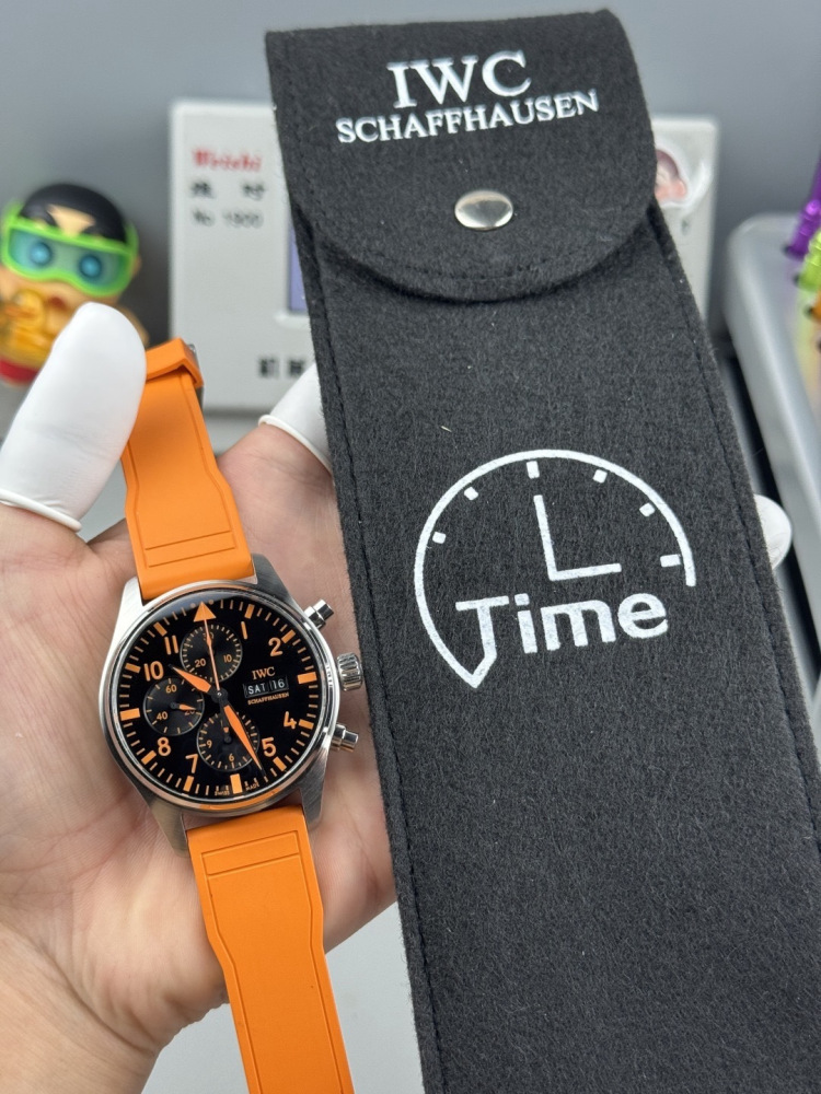 Orologio da pilota IWC con doppio calendario e cronografo e cinturino arancione: orologio sportivo di lusso svizzero