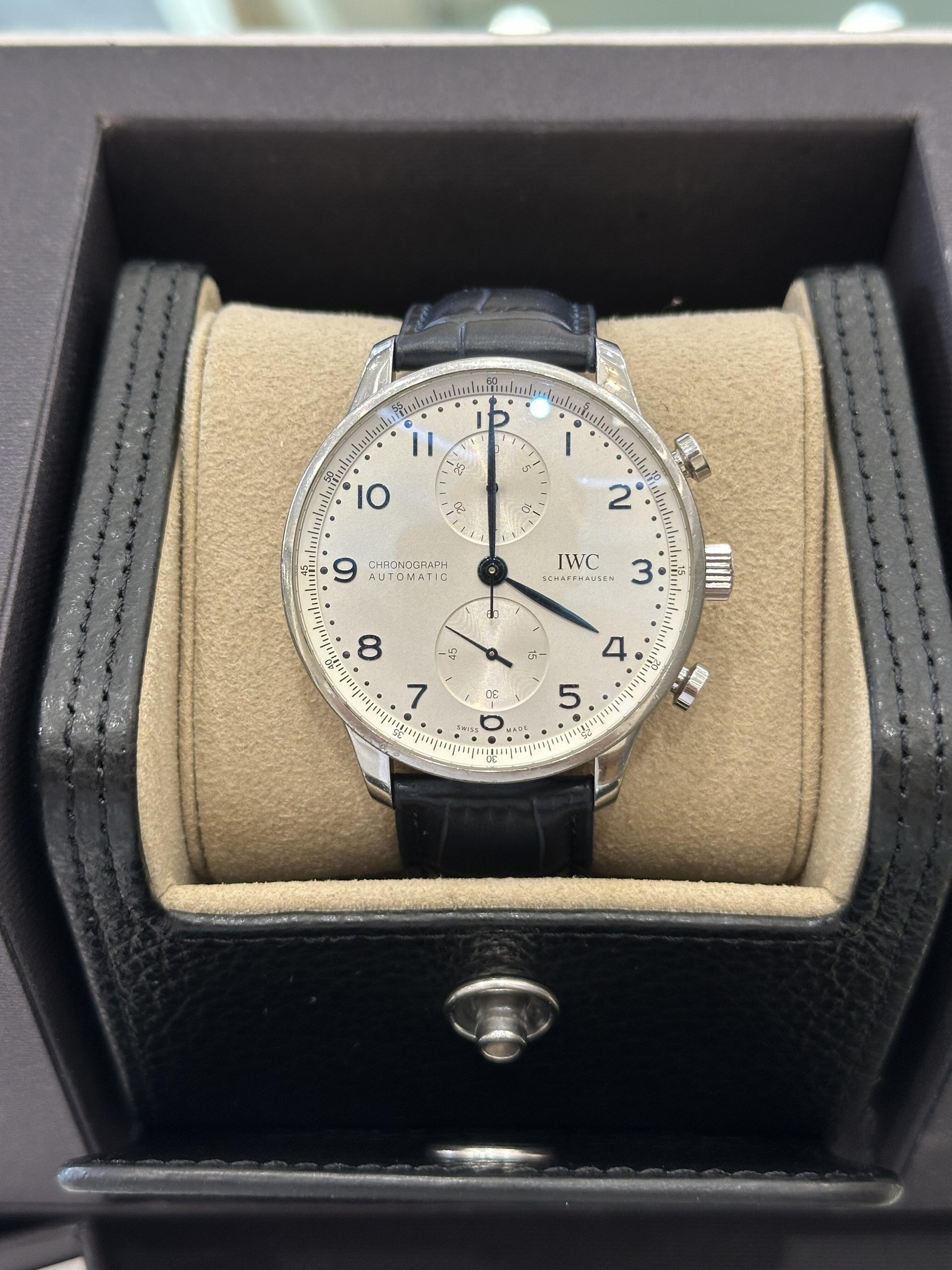 Orologio da uomo IWC Portuguese Chronograph con quadrante bianco, automatico e meccanico.