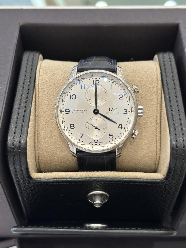 Orologio da uomo IWC Portuguese Chronograph con quadrante bianco, automatico e meccanico.