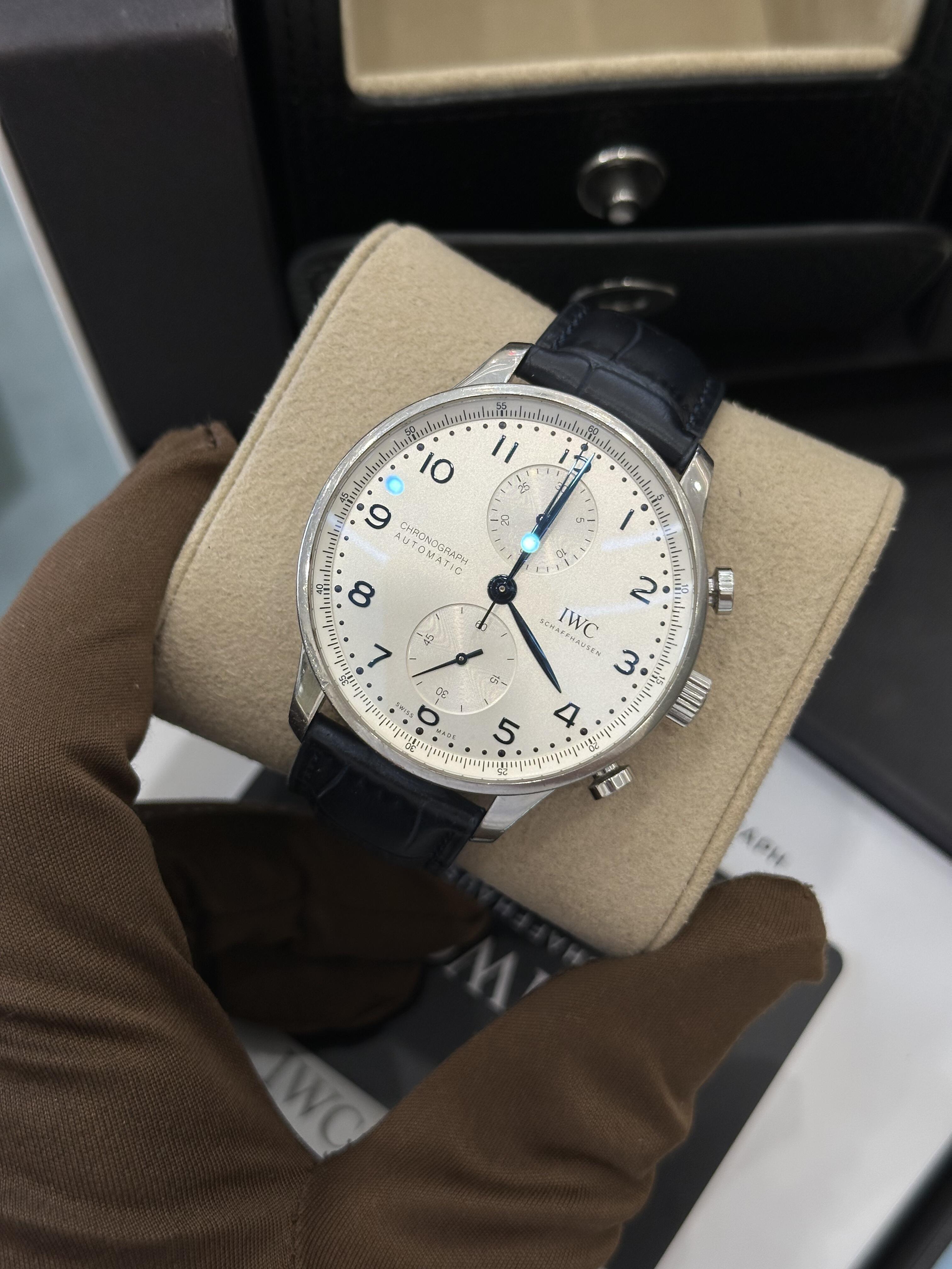 Orologio da uomo IWC Portuguese Chronograph con quadrante bianco, automatico e meccanico.