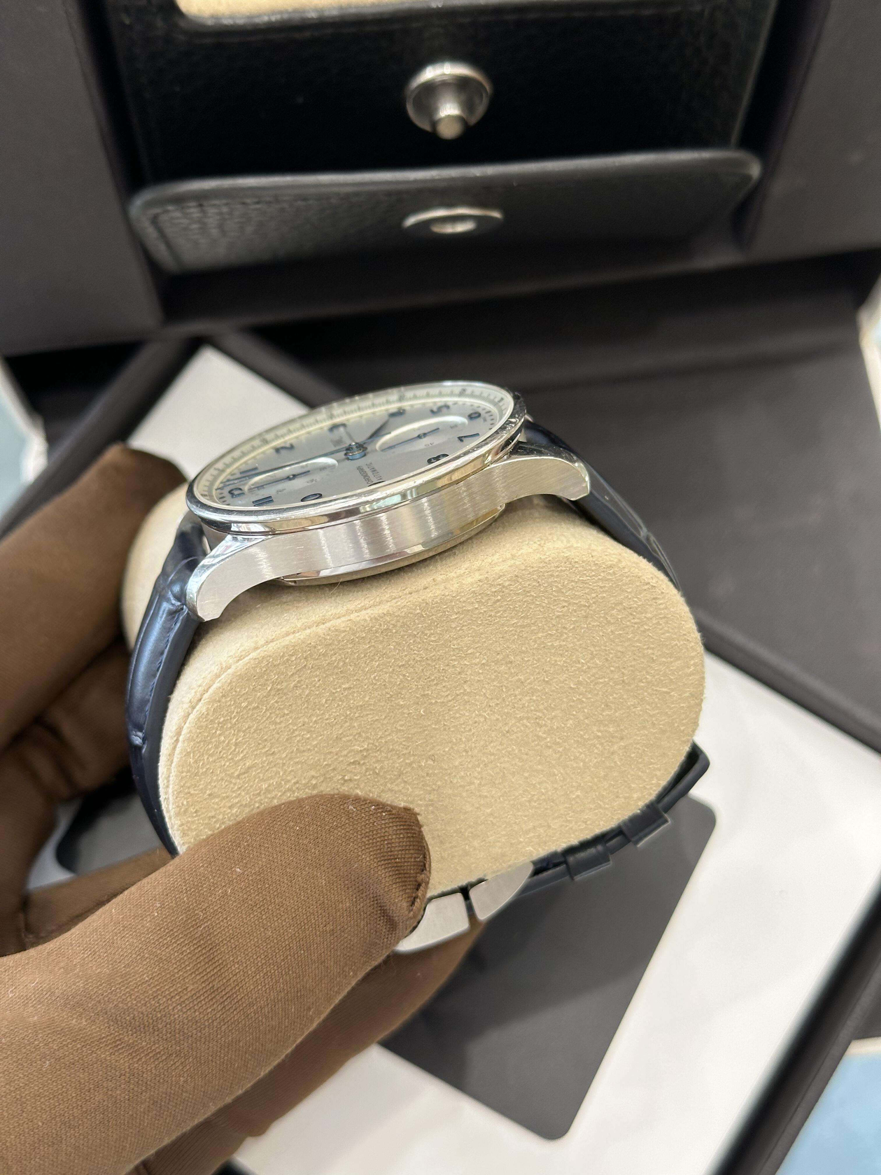Orologio da uomo IWC Portuguese Chronograph con quadrante bianco, automatico e meccanico.