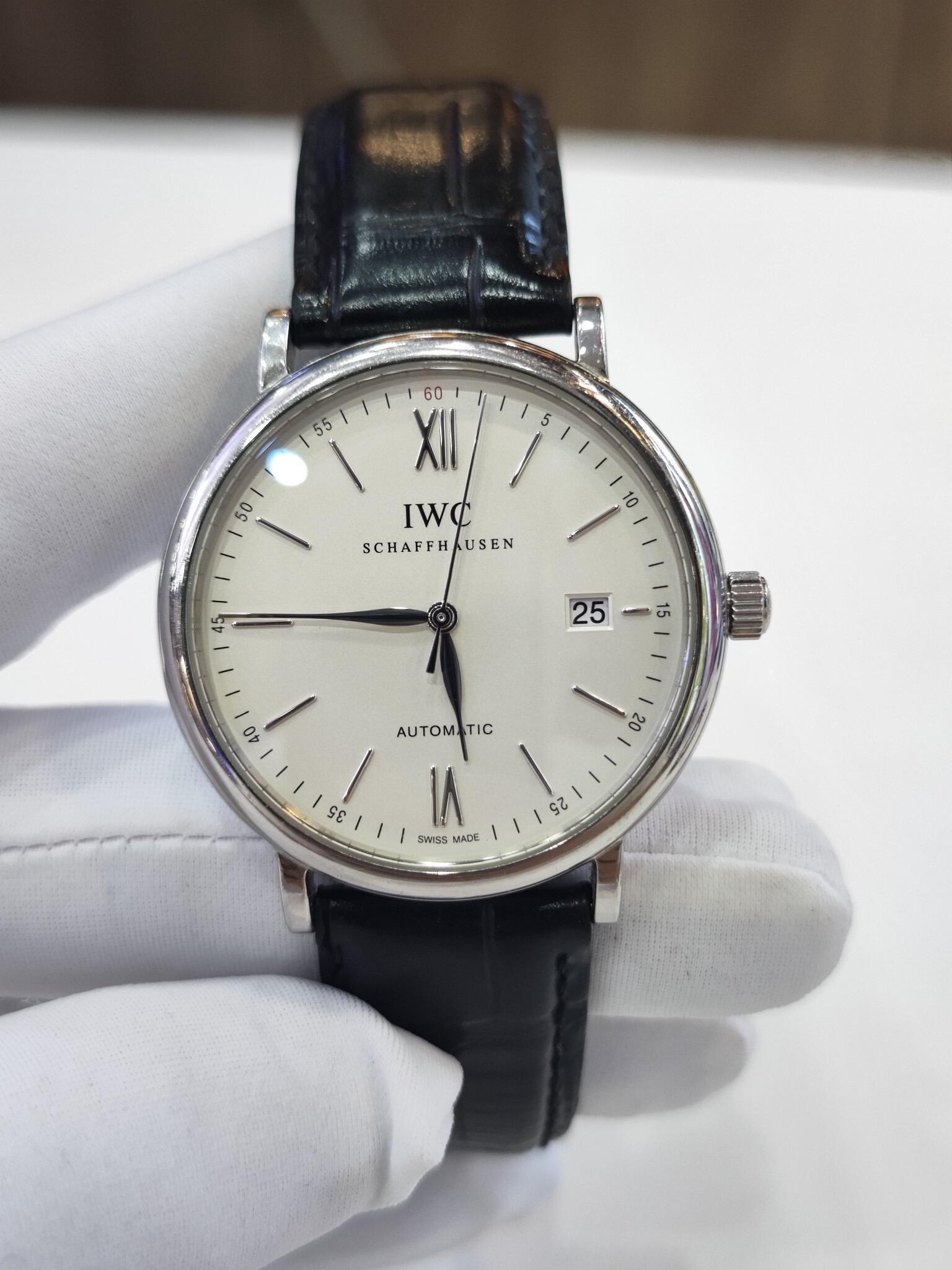 Orologio da uomo IWC Portofino con quadrante bianco e calendario, automatico e meccanico, una scelta eccellente per gli amanti degli orologi eleganti.