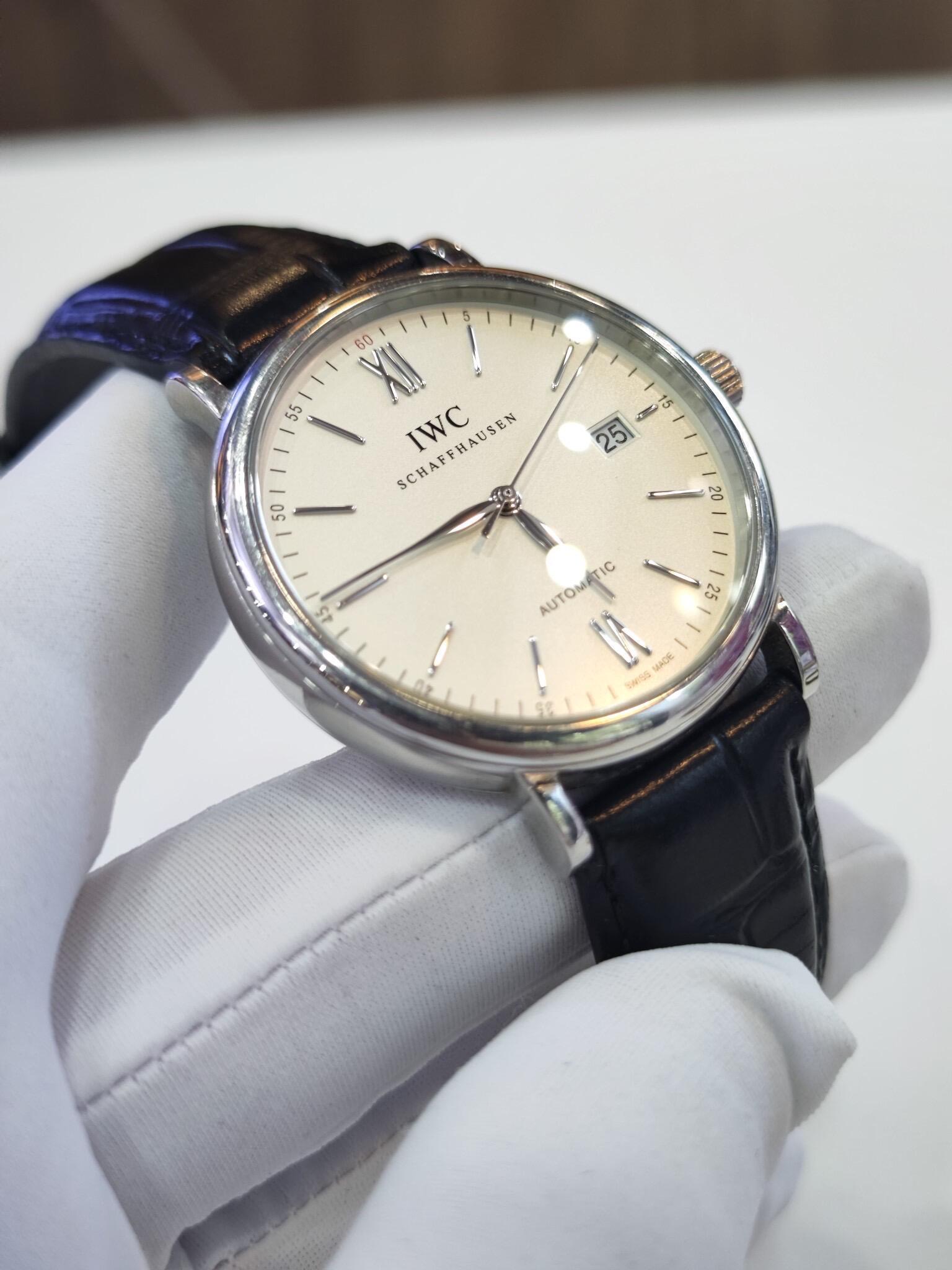 Orologio da uomo IWC Portofino con quadrante bianco e calendario, automatico e meccanico, una scelta eccellente per gli amanti degli orologi eleganti.