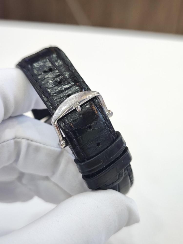 Orologio da uomo IWC Portofino con quadrante bianco e calendario, automatico e meccanico, una scelta eccellente per gli amanti degli orologi eleganti.