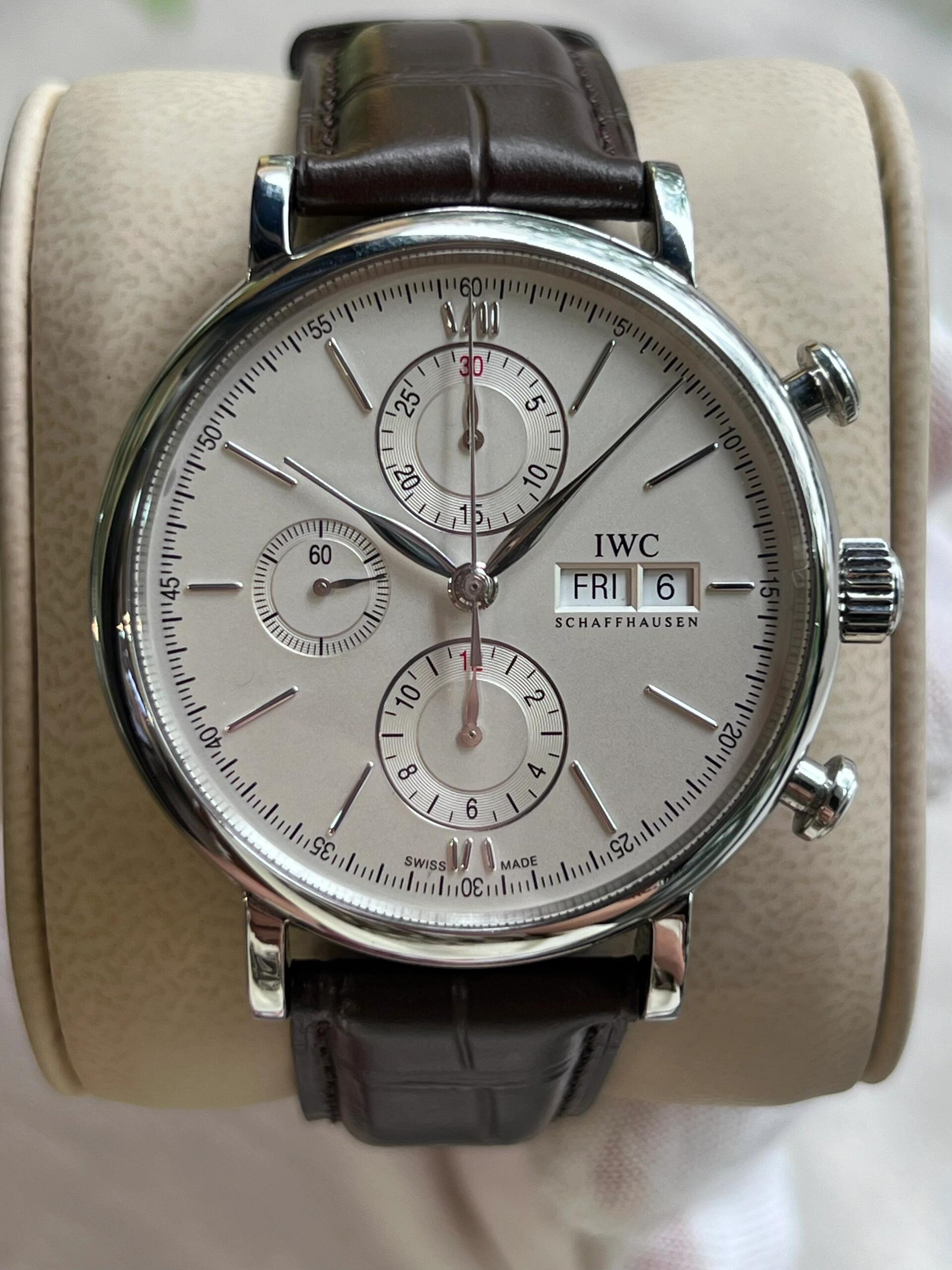 Orologio da uomo IWC Portofino Series con quadrante bianco, cronografo, doppio calendario e movimento meccanico automatico.
