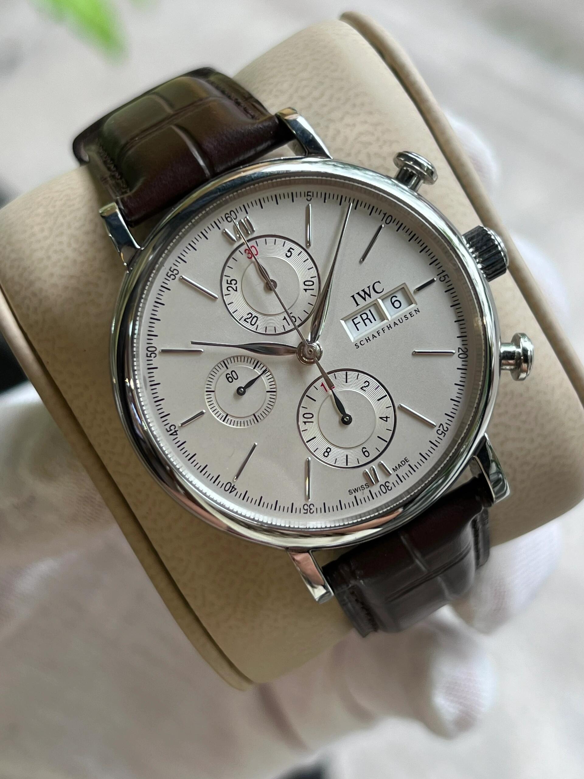 Orologio da uomo IWC Portofino Series con quadrante bianco, cronografo, doppio calendario e movimento meccanico automatico.