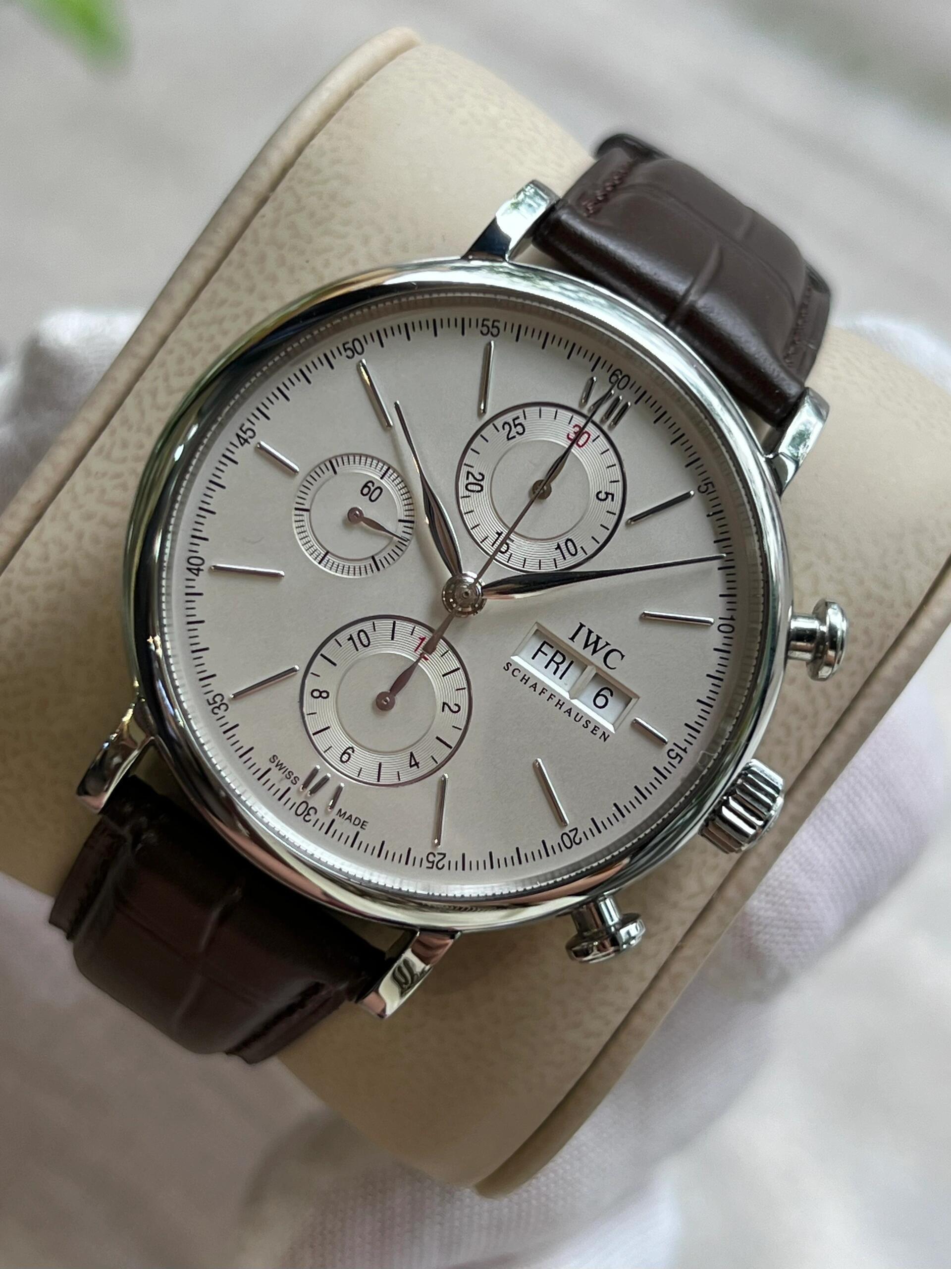 Orologio da uomo IWC Portofino Series con quadrante bianco, cronografo, doppio calendario e movimento meccanico automatico.