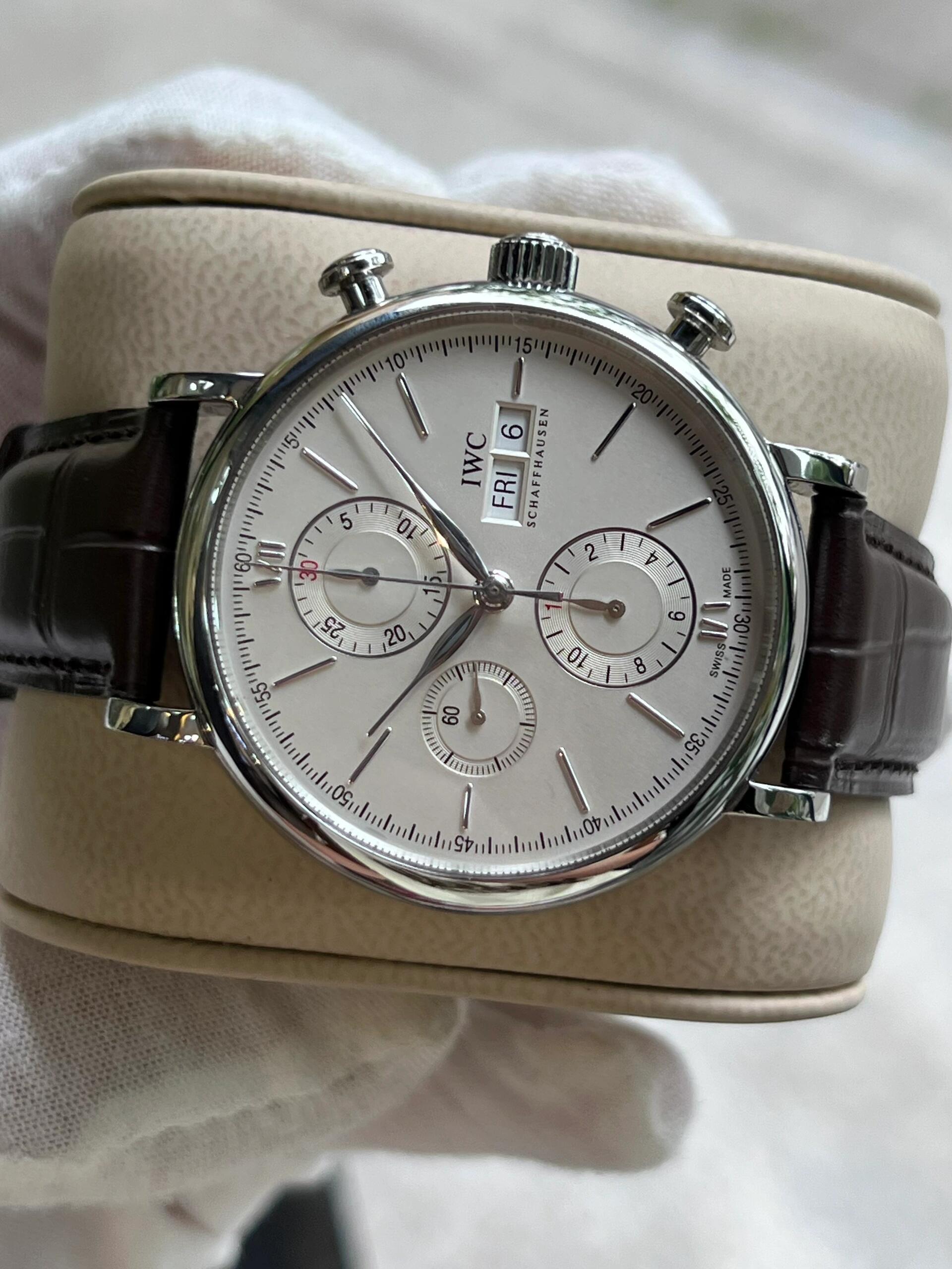 Orologio da uomo IWC Portofino Series con quadrante bianco, cronografo, doppio calendario e movimento meccanico automatico.