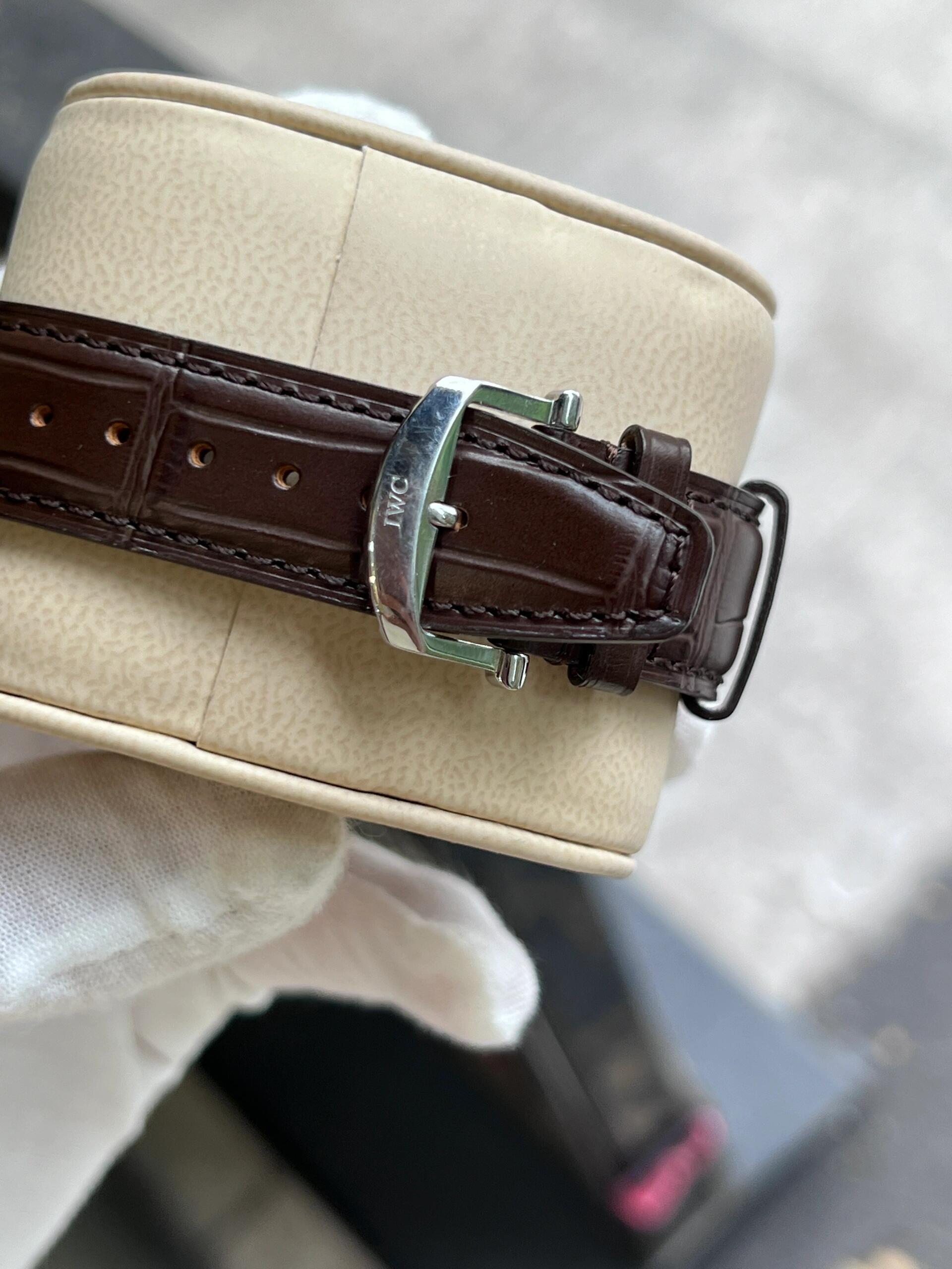 Orologio da uomo IWC Portofino Series con quadrante bianco, cronografo, doppio calendario e movimento meccanico automatico.