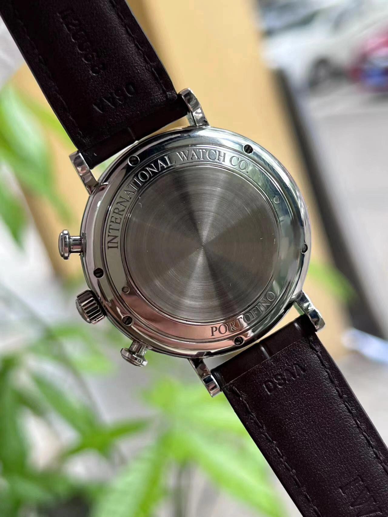 Orologio da uomo IWC Portofino Series con quadrante bianco, cronografo, doppio calendario e movimento meccanico automatico.