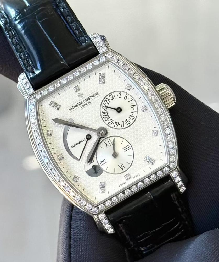 Orologio da polso di lusso svizzero Vacheron Constantin Malte a forma di tonneau con riserva di carica interamente tempestata di diamanti.