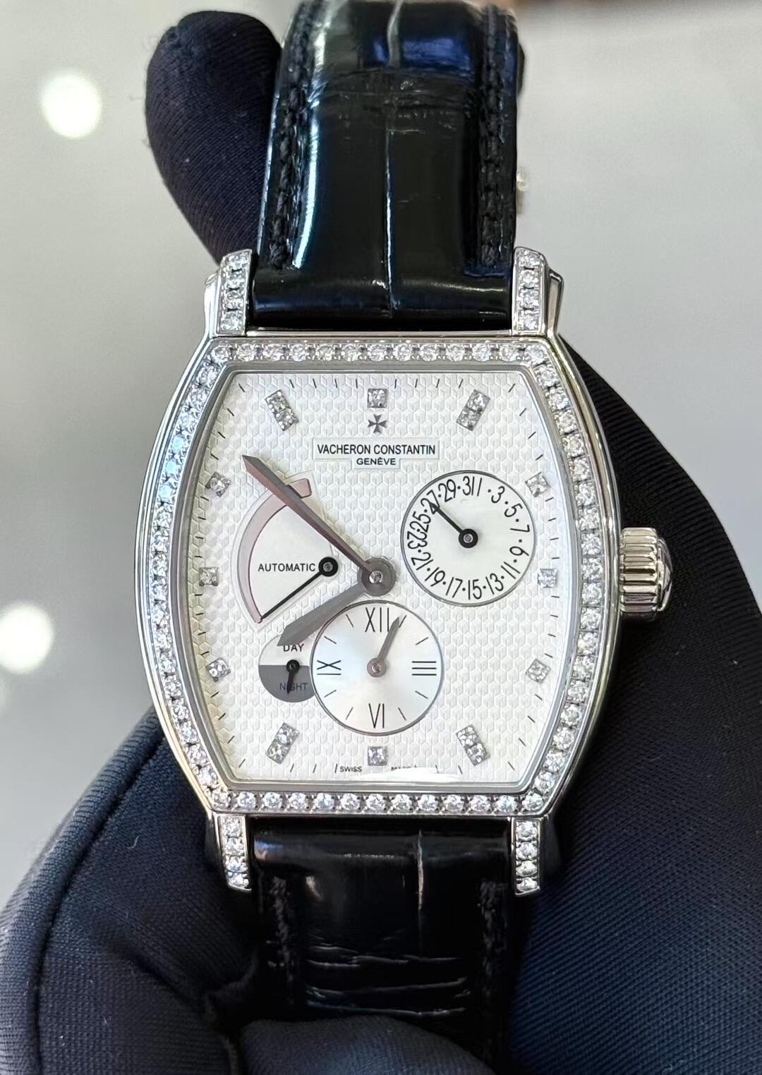 Orologio da polso di lusso svizzero Vacheron Constantin Malte a forma di tonneau con riserva di carica interamente tempestata di diamanti.
