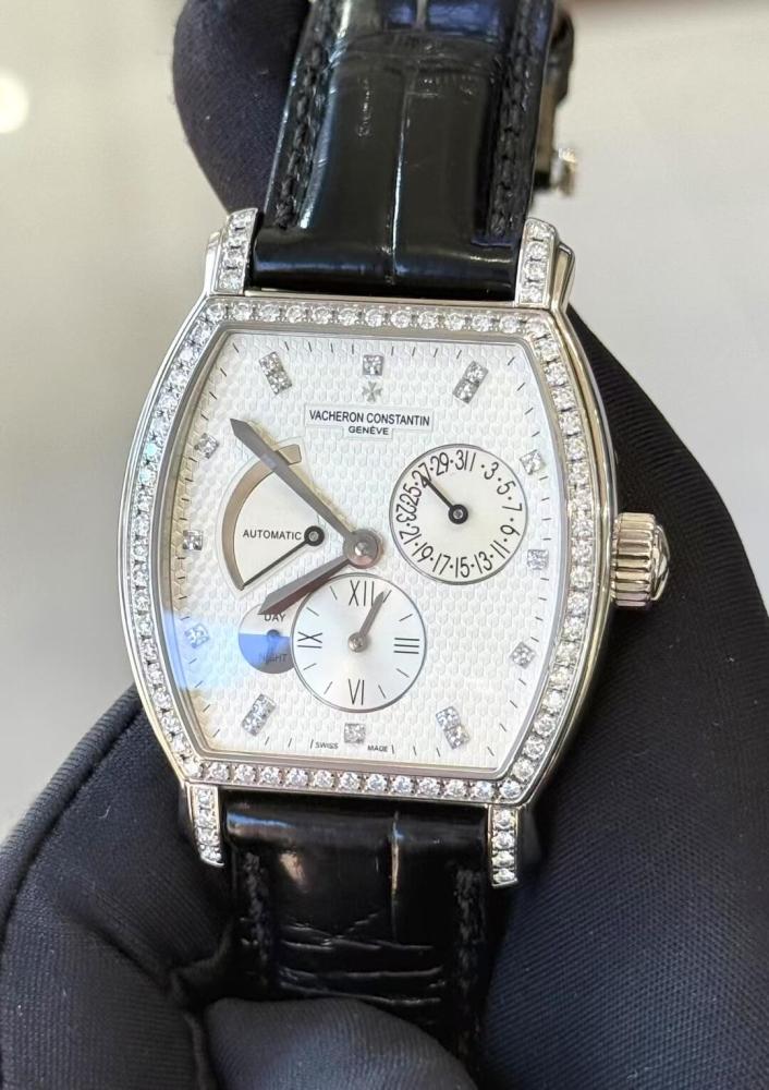Orologio da polso di lusso svizzero Vacheron Constantin Malte a forma di tonneau con riserva di carica interamente tempestata di diamanti.