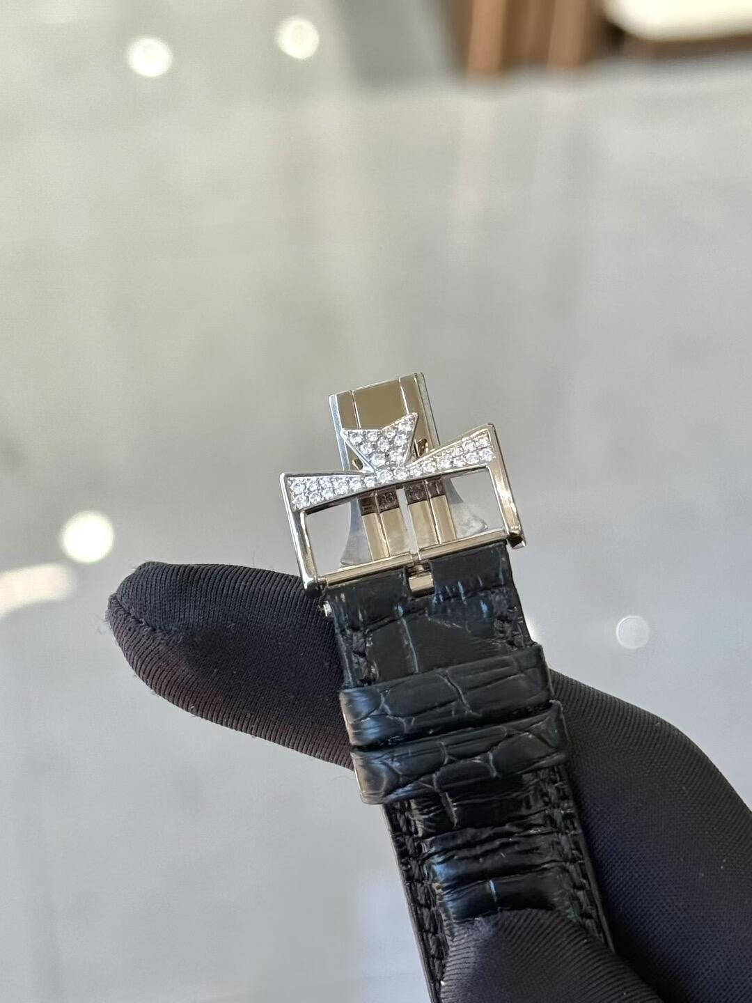 Orologio da polso di lusso svizzero Vacheron Constantin Malte a forma di tonneau con riserva di carica interamente tempestata di diamanti.