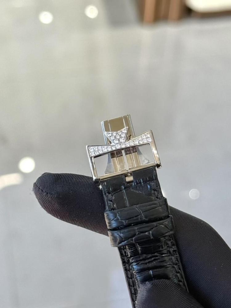 Orologio da polso di lusso svizzero Vacheron Constantin Malte a forma di tonneau con riserva di carica interamente tempestata di diamanti.