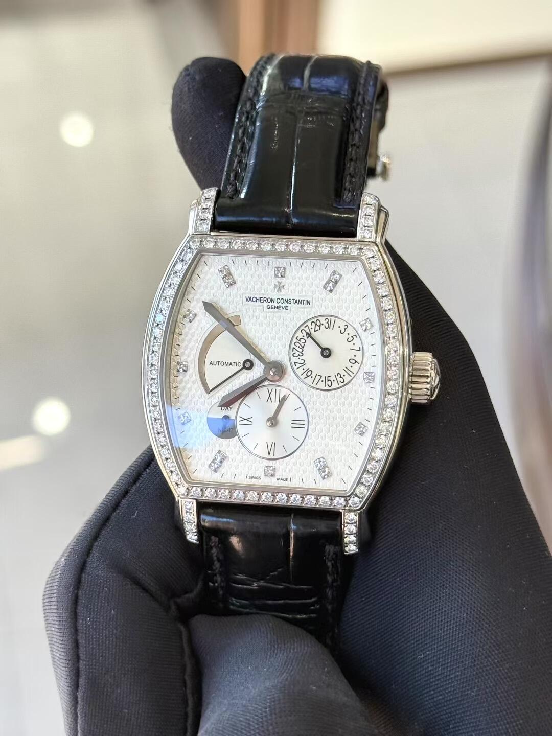 Orologio da polso di lusso svizzero Vacheron Constantin Malte a forma di tonneau con riserva di carica interamente tempestata di diamanti.