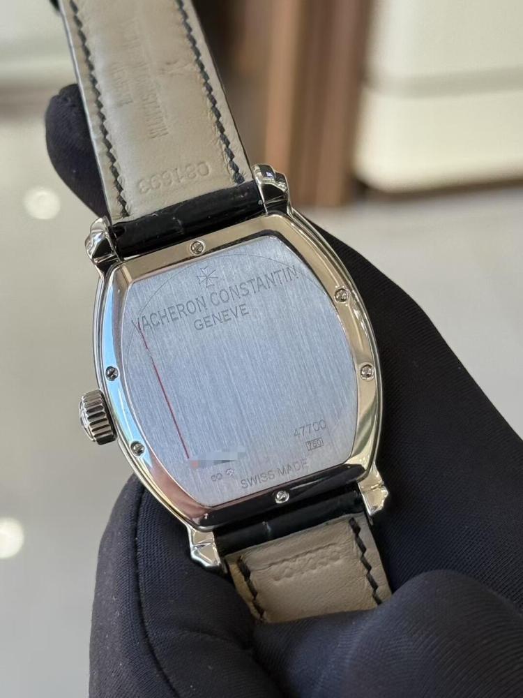 Orologio da polso di lusso svizzero Vacheron Constantin Malte a forma di tonneau con riserva di carica interamente tempestata di diamanti.