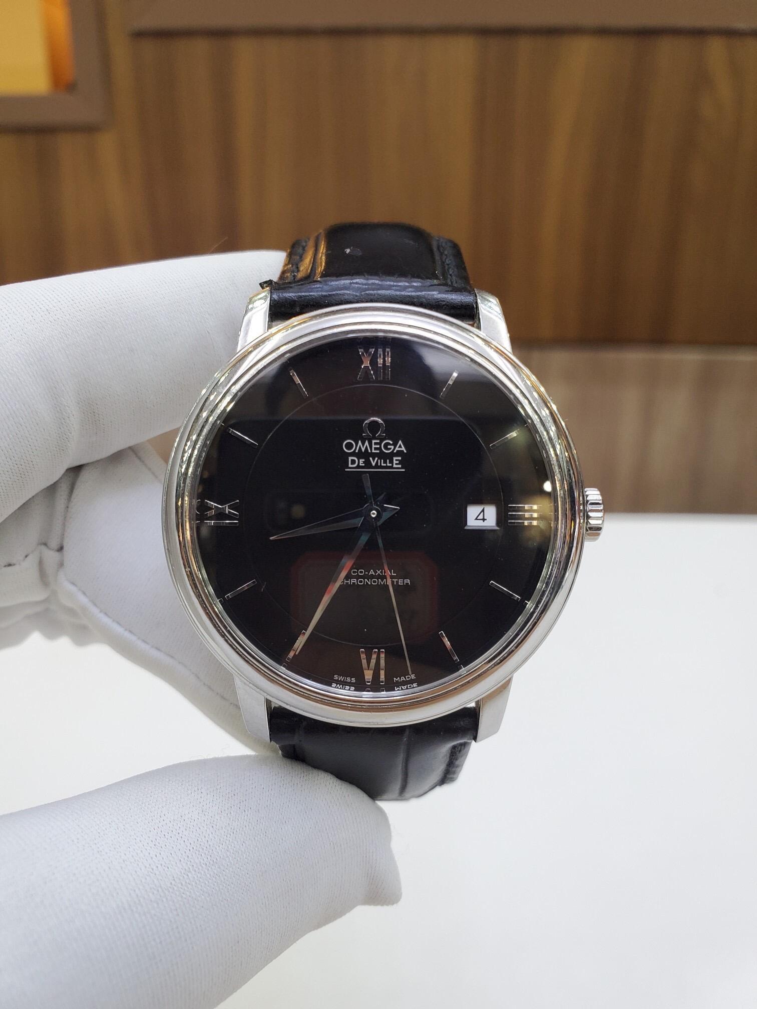 Orologio Omega De Ville con quadrante nero, elegante e raffinato, di fabbricazione svizzera.