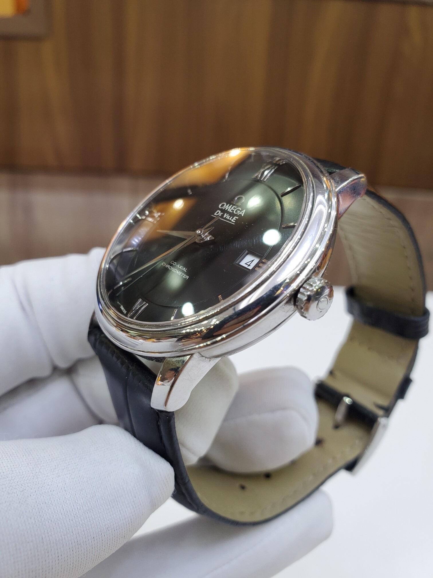 Orologio Omega De Ville con quadrante nero, elegante e raffinato, di fabbricazione svizzera.