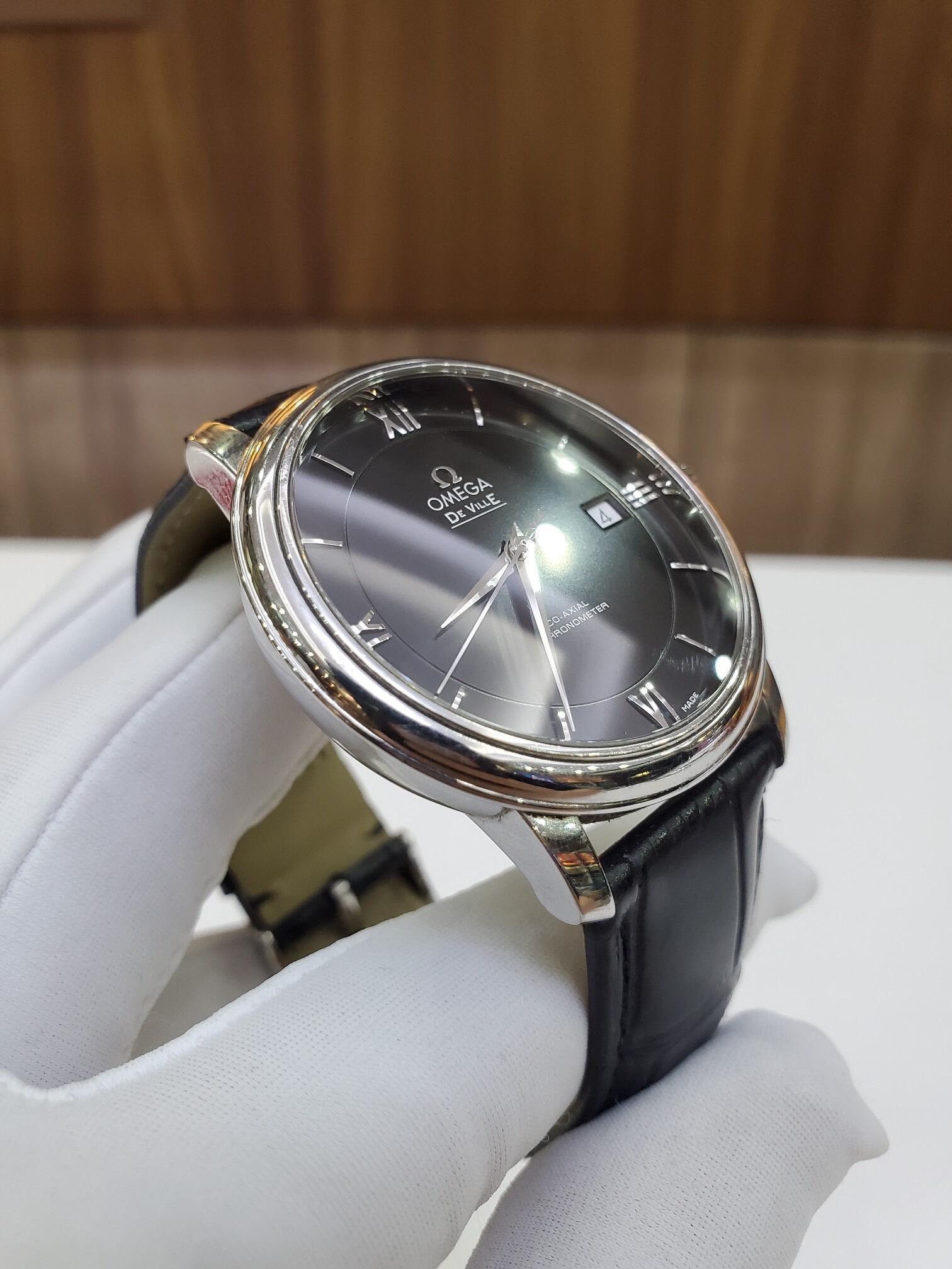 Orologio Omega De Ville con quadrante nero, elegante e raffinato, di fabbricazione svizzera.