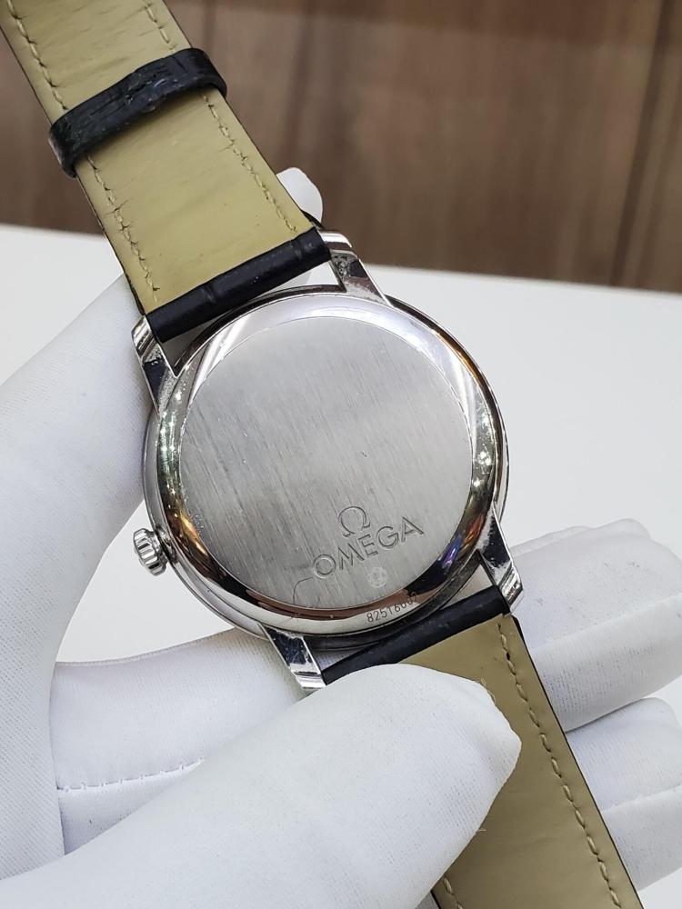 Orologio Omega De Ville con quadrante nero, elegante e raffinato, di fabbricazione svizzera.