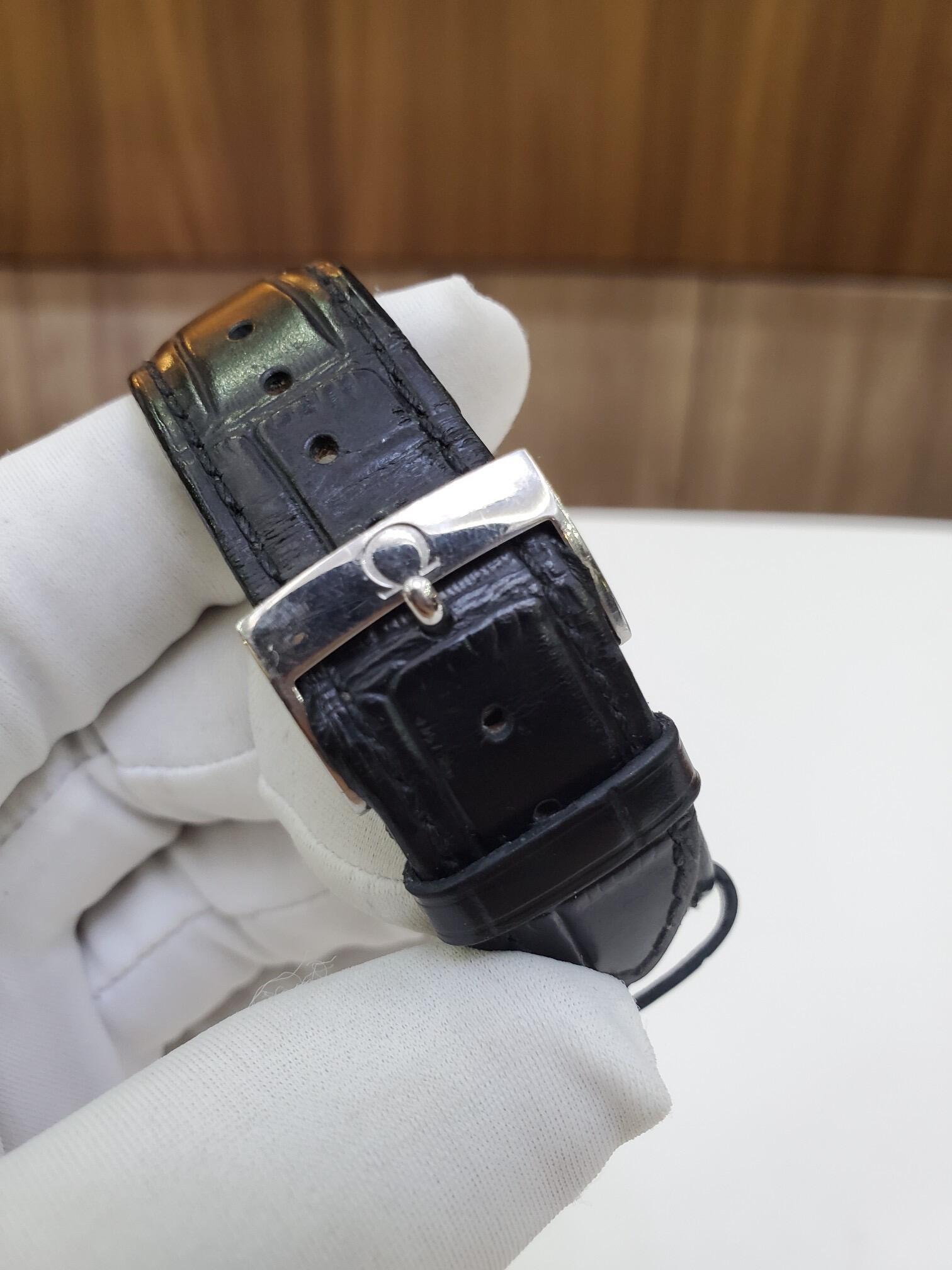 Orologio Omega De Ville con quadrante nero, elegante e raffinato, di fabbricazione svizzera.