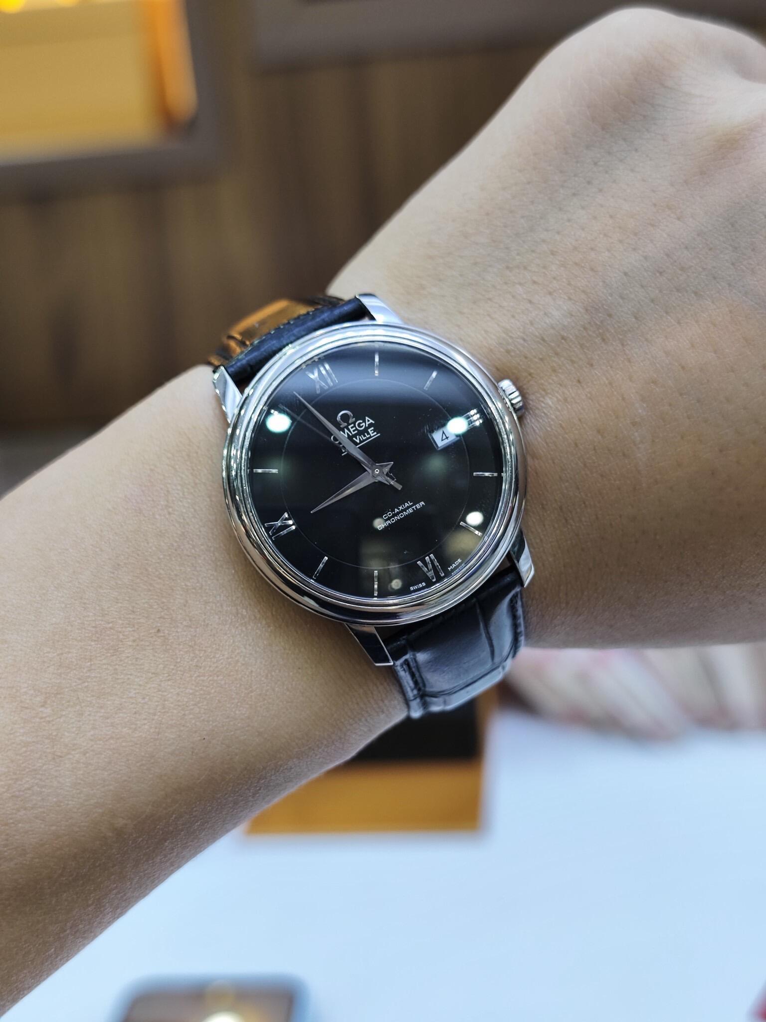 Orologio Omega De Ville con quadrante nero, elegante e raffinato, di fabbricazione svizzera.