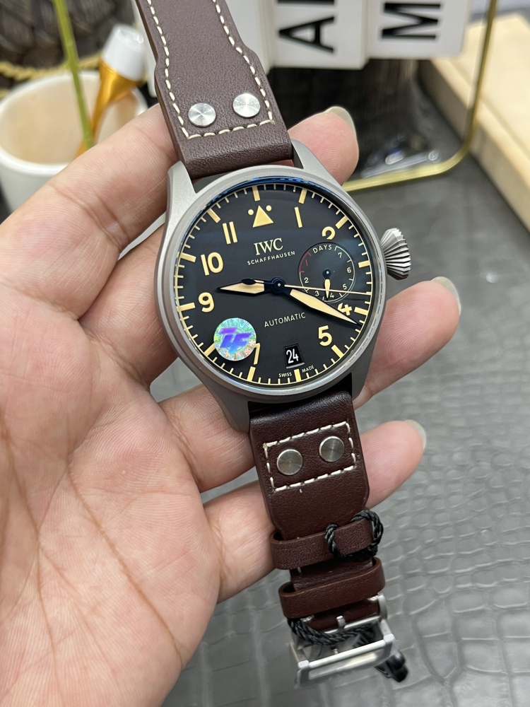 Orologio da pilota IWC Big Pilot con riserva di carica di 7 giorni, in titanio, automatico e meccanico, da uomo.