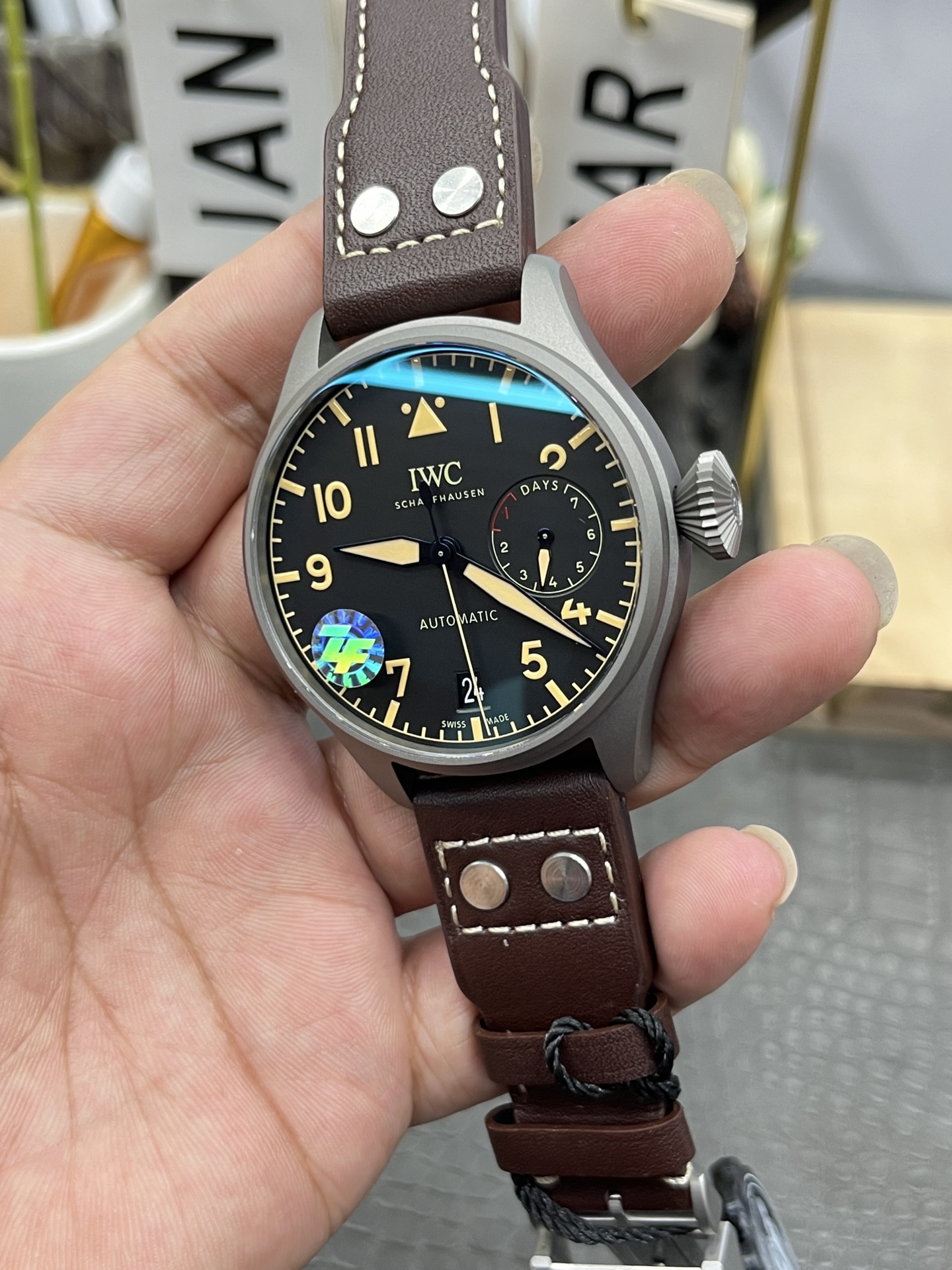 Orologio da pilota IWC Big Pilot con riserva di carica di 7 giorni, in titanio, automatico e meccanico, da uomo.