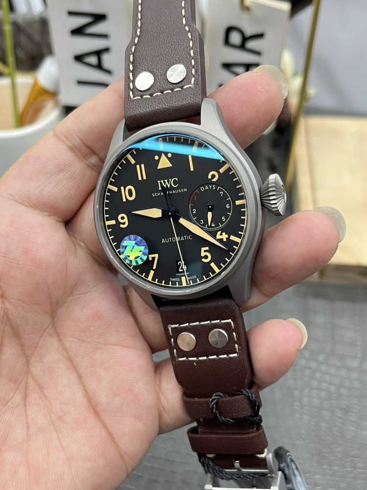 Orologio da pilota IWC Big Pilot con riserva di carica di 7 giorni, in titanio, automatico e meccanico, da uomo.