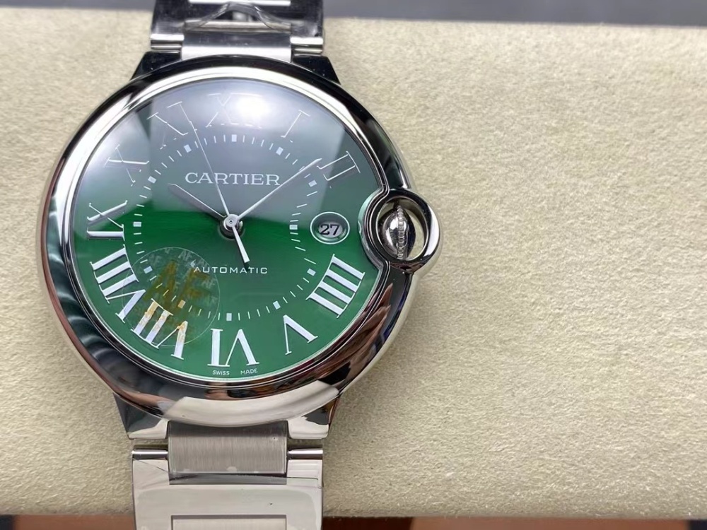 Orologio da uomo Cartier serie Ballon Bleu, quadrante verde, bracciale in acciaio, meccanico automatico, modello classico.