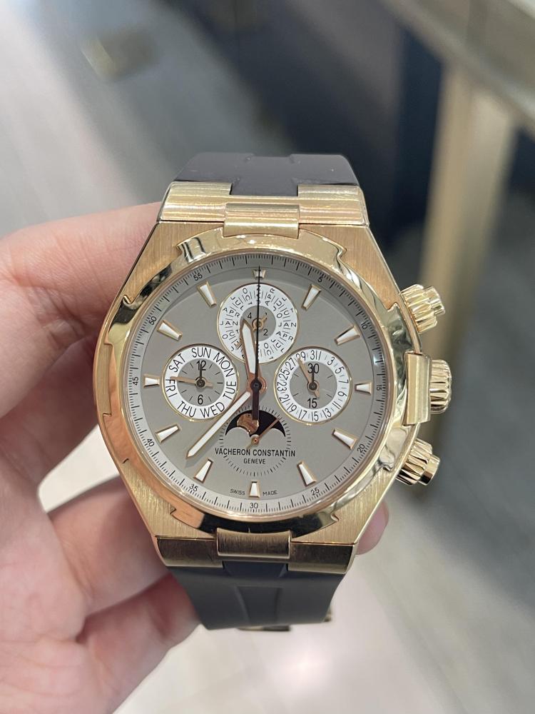 Orologio sportivo di lusso Vacheron Constantin Overseas in oro con complicazioni