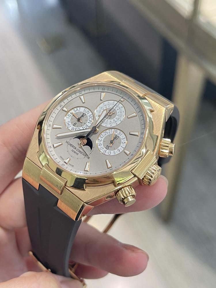 Orologio sportivo di lusso Vacheron Constantin Overseas in oro con complicazioni