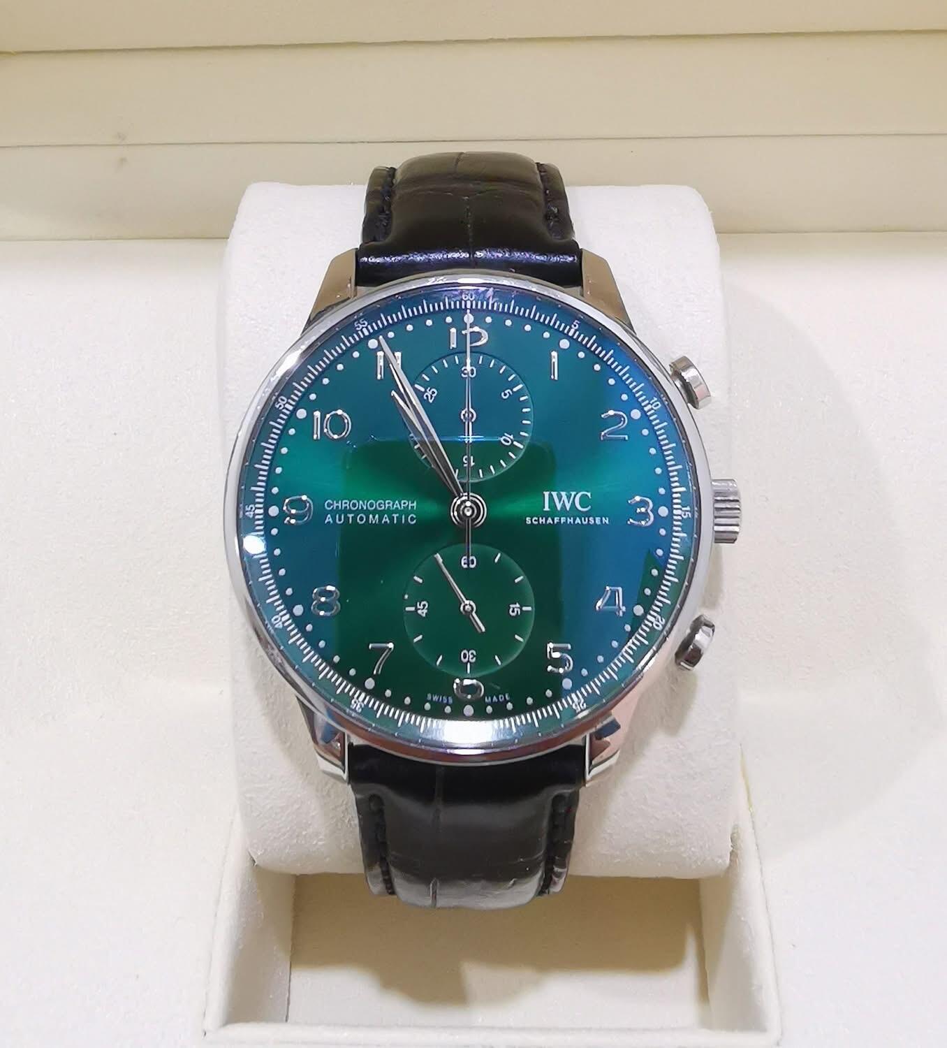 Orologio da uomo IWC Portuguese Chronograph con quadrante verde, automatico e meccanico.