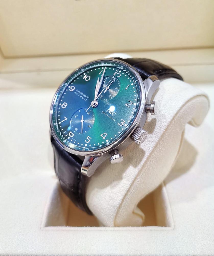 Orologio da uomo IWC Portuguese Chronograph con quadrante verde, automatico e meccanico.