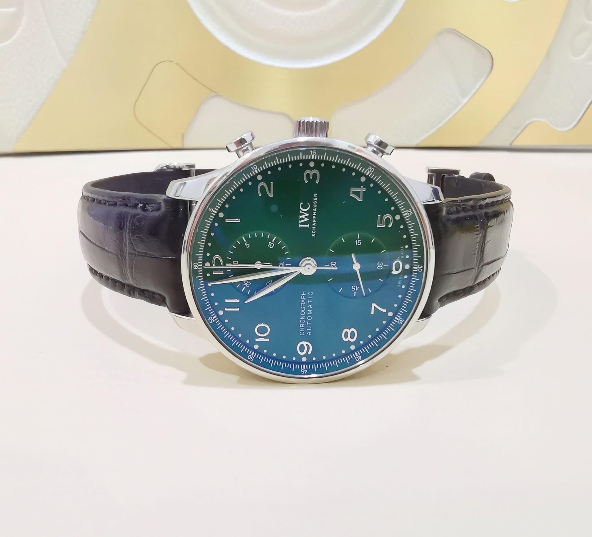 Orologio da uomo IWC Portuguese Chronograph con quadrante verde, automatico e meccanico.