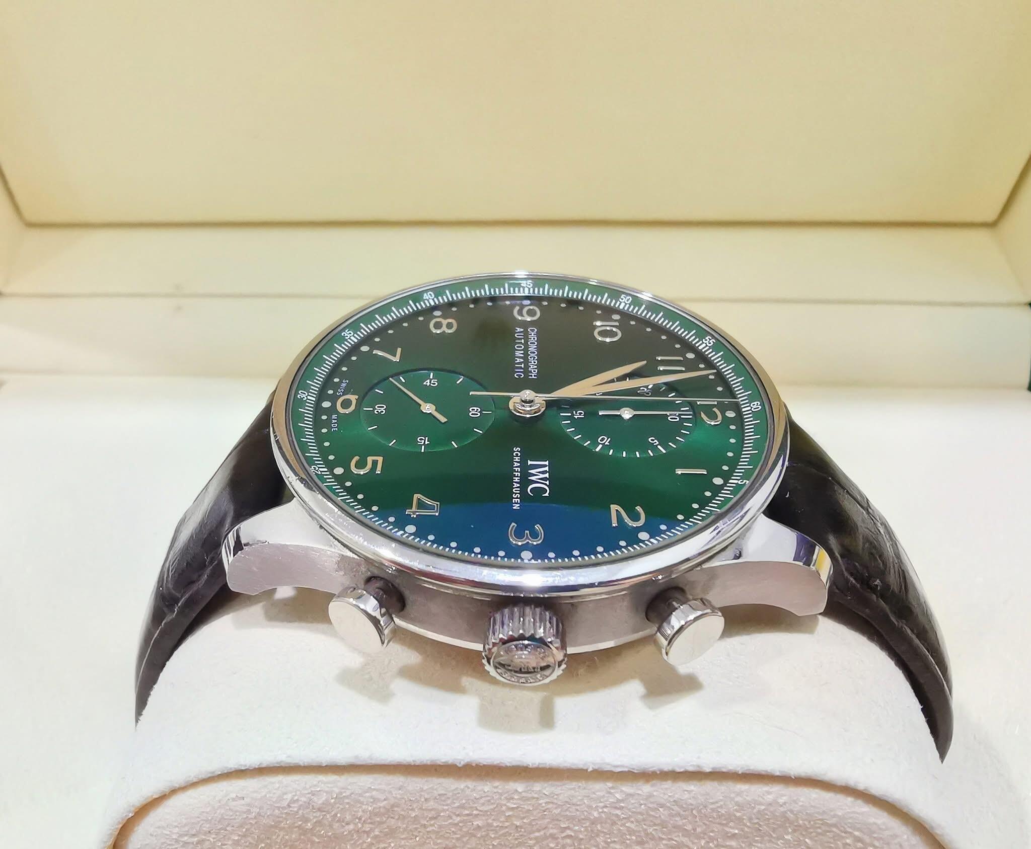 Orologio da uomo IWC Portuguese Chronograph con quadrante verde, automatico e meccanico.