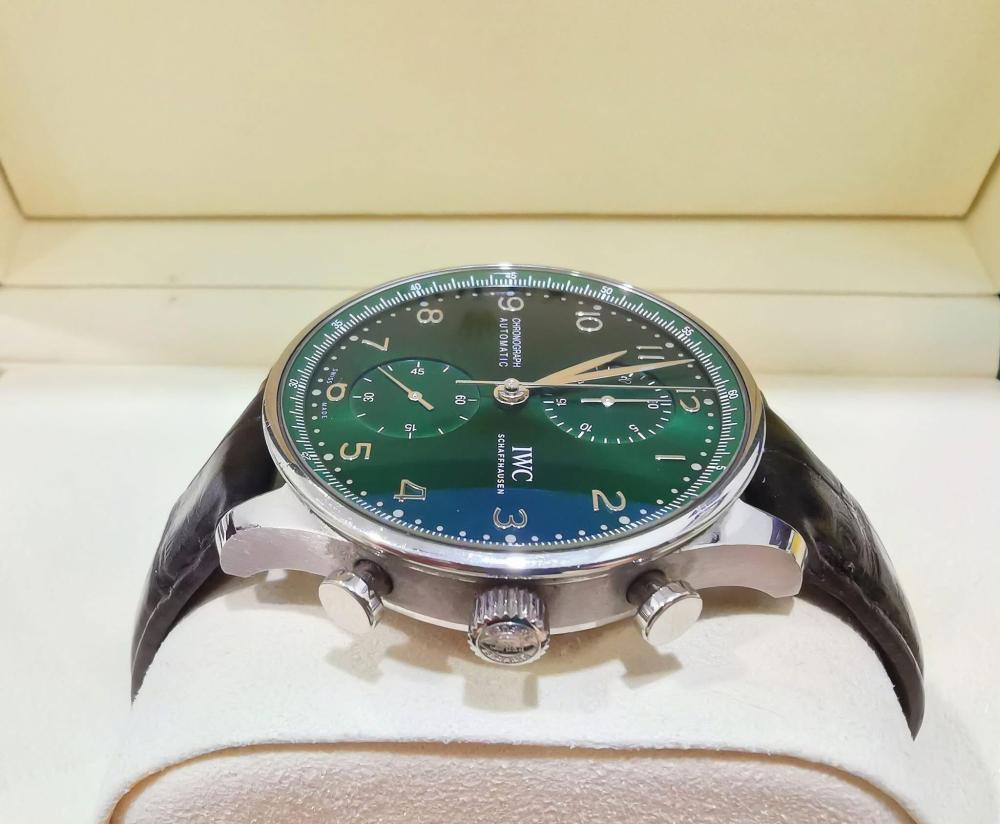Orologio da uomo IWC Portuguese Chronograph con quadrante verde, automatico e meccanico.