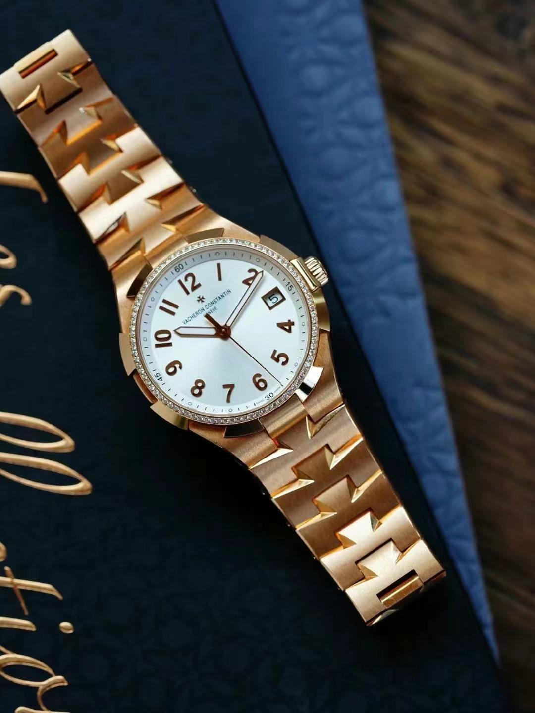 Orologio sportivo di lusso da donna Vacheron Constantin Overseas in oro rosa con lunetta tempestata di diamanti.