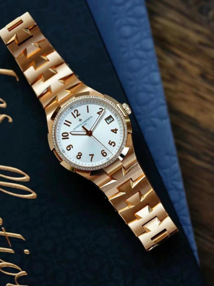 Orologio sportivo di lusso da donna Vacheron Constantin Overseas in oro rosa con lunetta tempestata di diamanti.