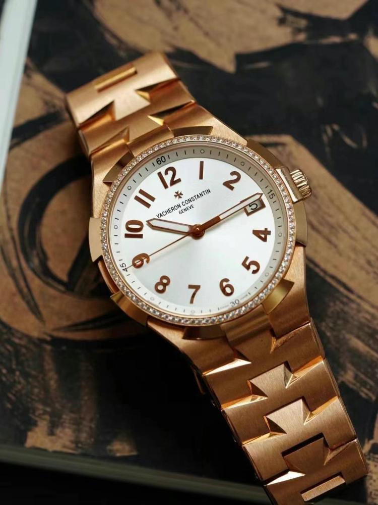 Orologio sportivo di lusso da donna Vacheron Constantin Overseas in oro rosa con lunetta tempestata di diamanti.
