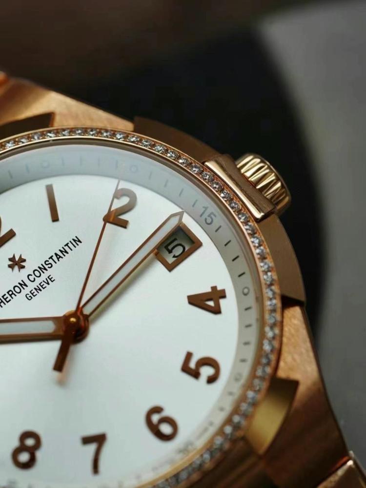 Orologio sportivo di lusso da donna Vacheron Constantin Overseas in oro rosa con lunetta tempestata di diamanti.